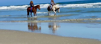 Relaxing getaway, with picturesque views, & a short walk to St. Augustine beach.