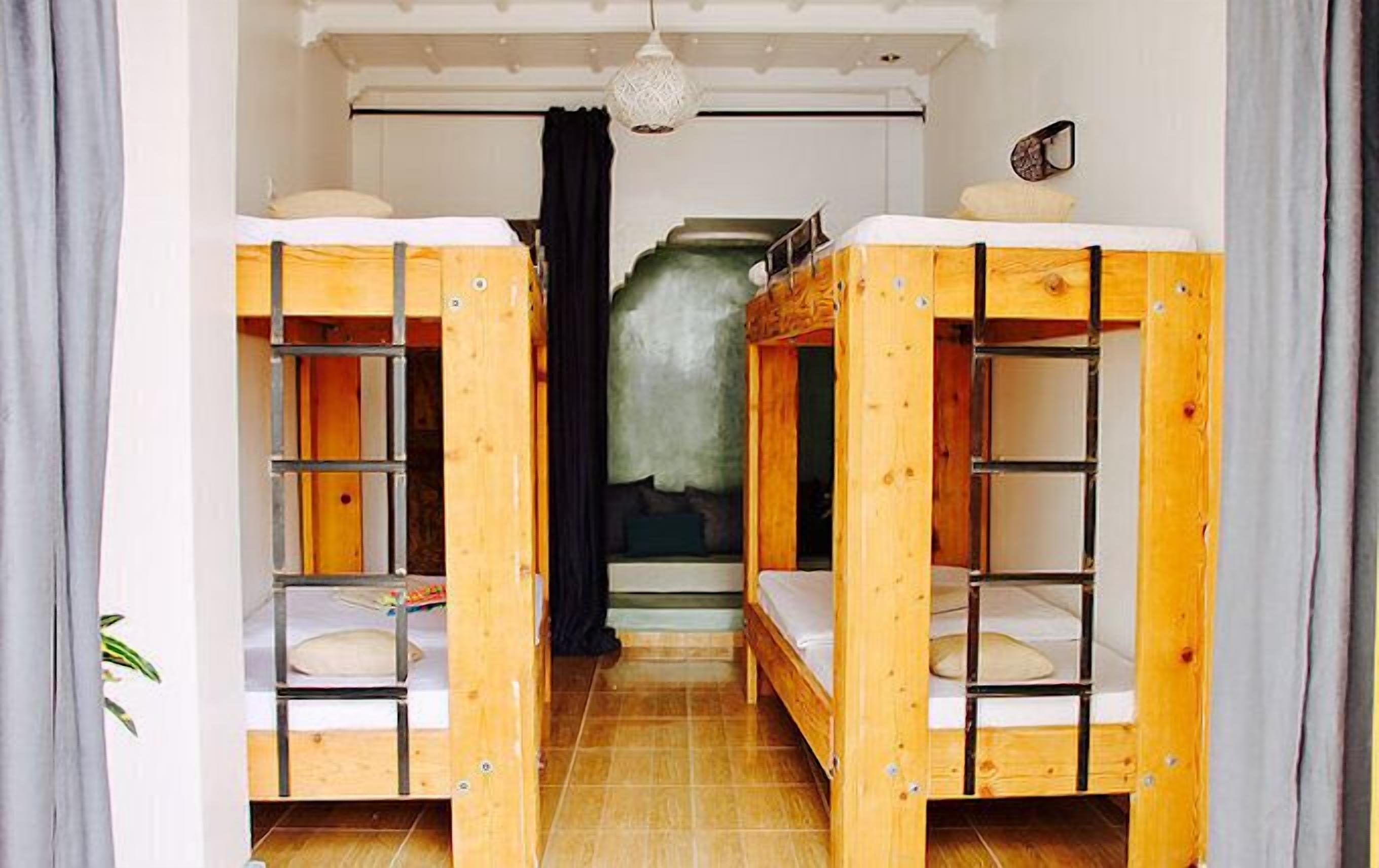 Baignoire relaxante profonde, peignoirs, serviettes fournies