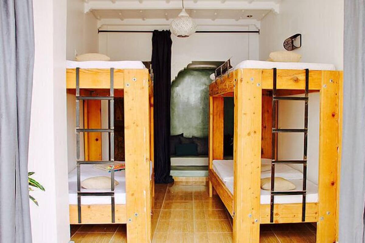 Baignoire relaxante profonde, peignoirs, serviettes fournies