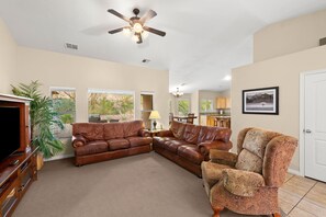 Een smart-tv, een dvd-speler en een filmbibliotheek