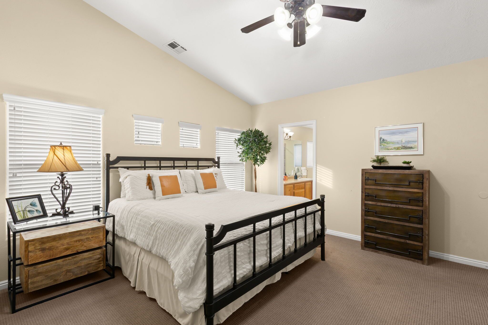 4 多间卧室、熨斗/熨衣板、免费 WiFi、床单