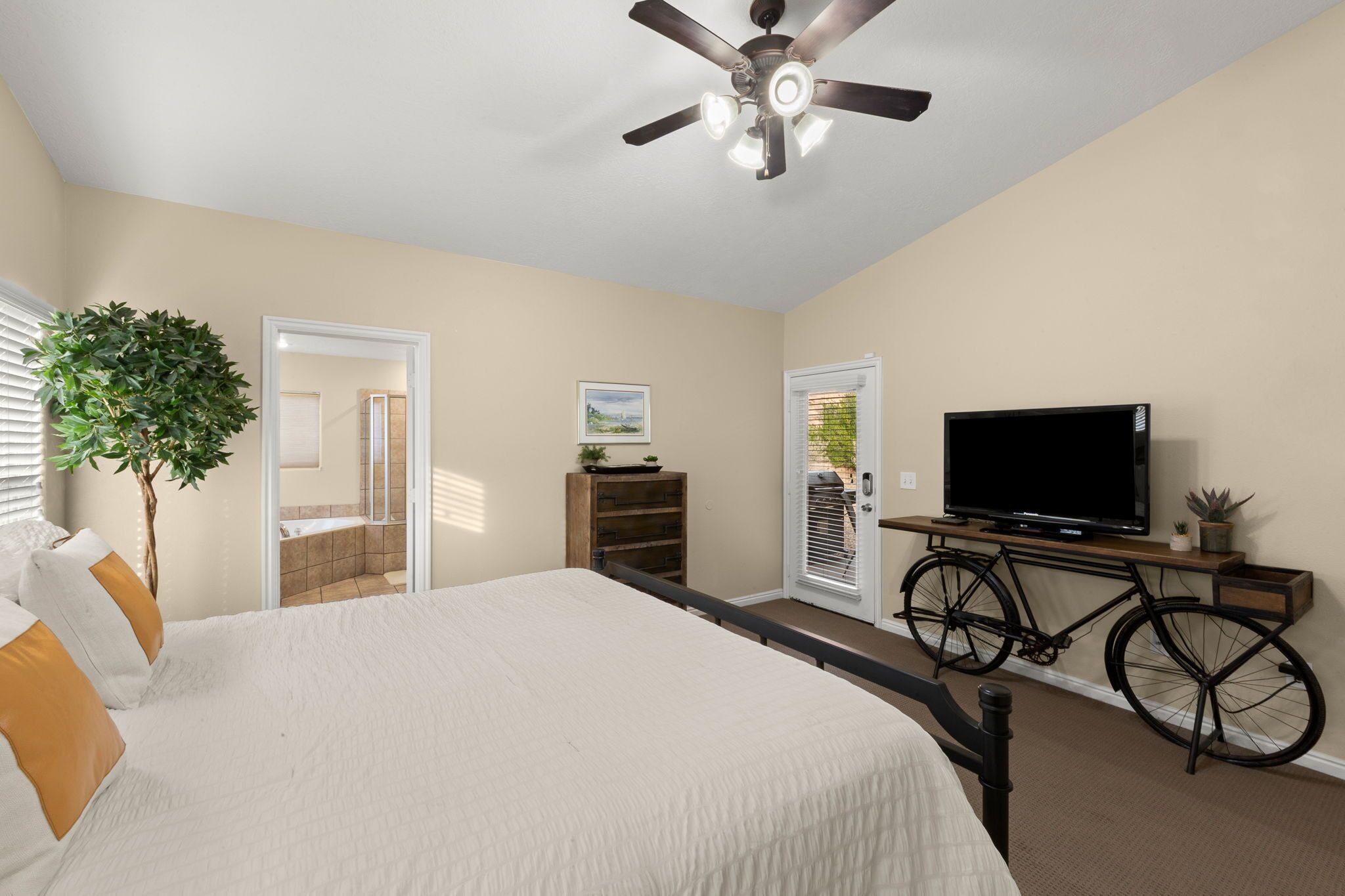 4 slaapkamers, een strijkplank/strijkijzer, gratis wifi, beddengoed