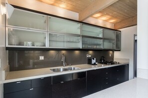 冰箱、微波炉、烤箱、炉灶