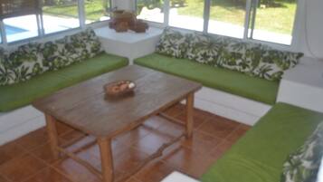 Smart TV, lettore DVD, tavolo da ping pong, impianto stereo