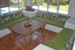 Smart-tv, een dvd-speler, een tafeltennistafel en een stereo