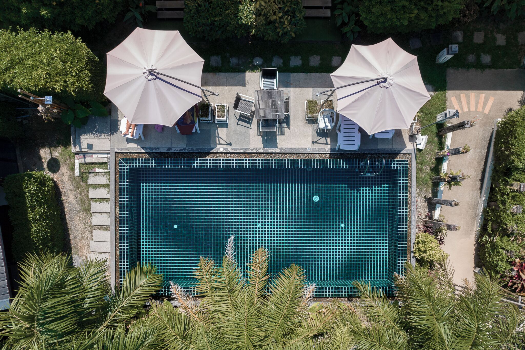 2 utomhuspooler och solstolar