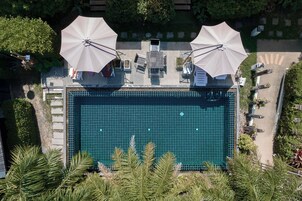 2 outdoor pools, pool loungers