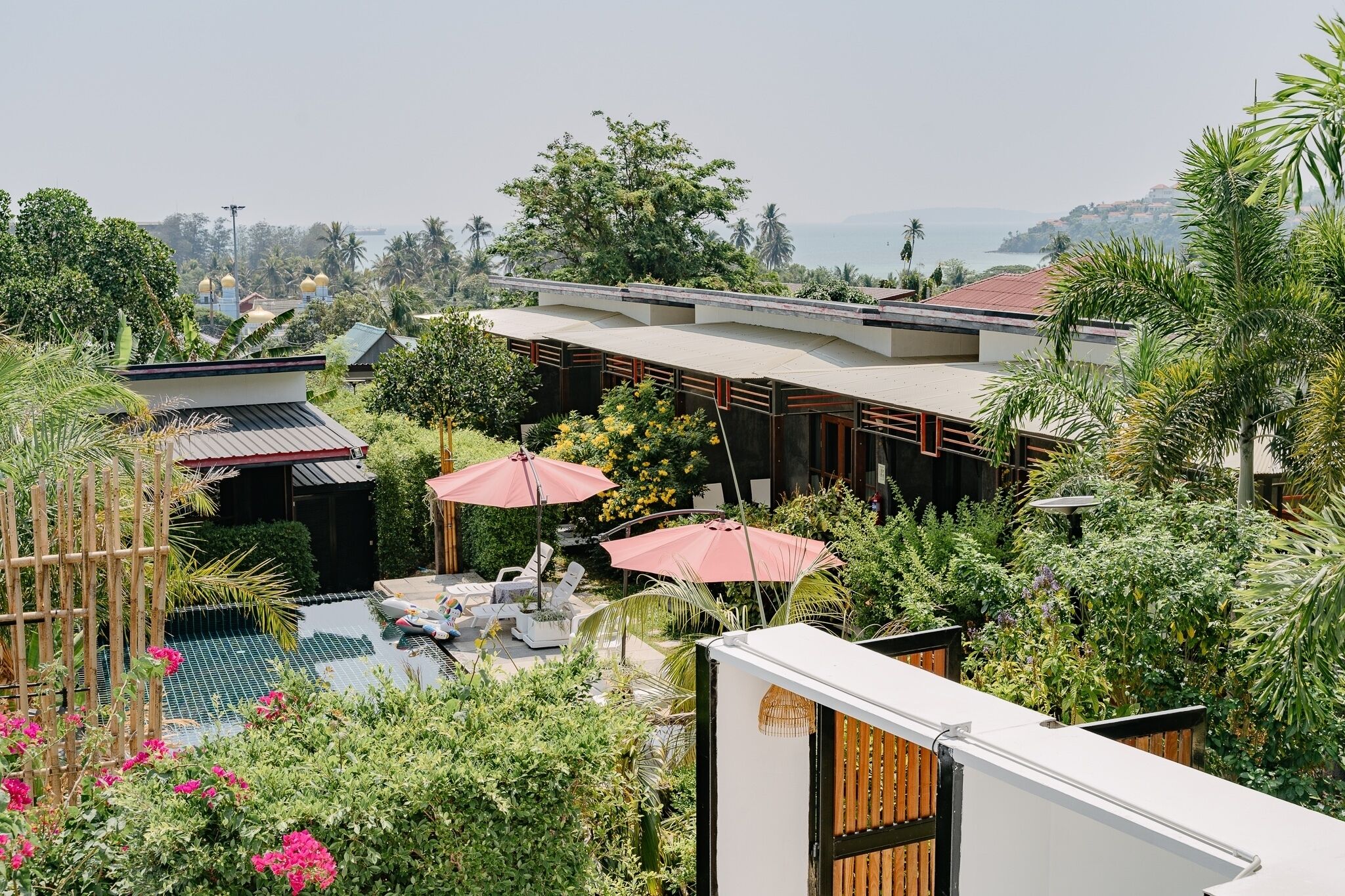 Standard With Balcony | Pool | 2 utomhuspooler och solstolar