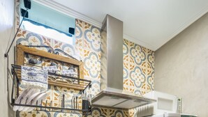 A kitchen with a gas stove, sink, and a white refrigerator. - Chalés Santa Catarina (Socorro)