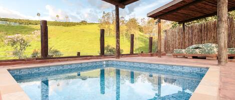 2 outdoor pools, pool loungers