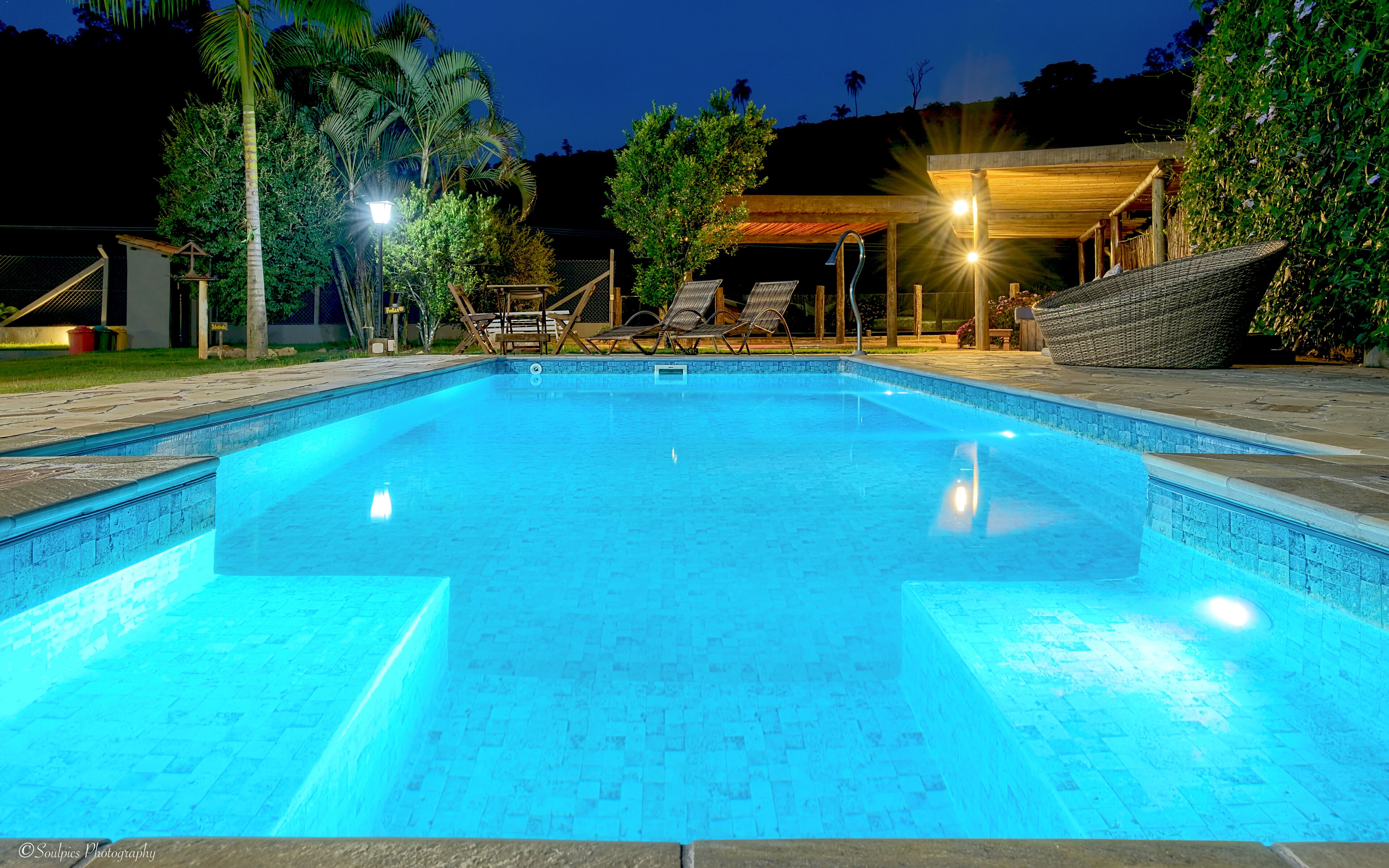 2 utendørsbassenger og solsenger