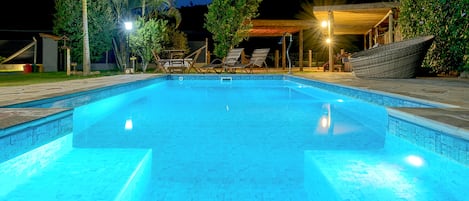 2 utendørsbassenger og solsenger