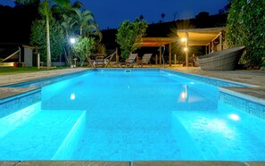 2 kolam renang outdoor, dengan kursi berjemur