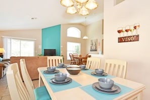 Maison, 4 chambres | Repas dans la chambre