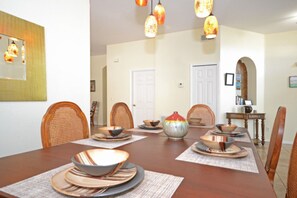 Ferienhaus, 4 Schlafzimmer | Essbereich im Zimmer