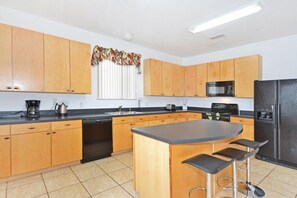 House, 5 Bedrooms | Private kitchen | Fridge, microwave, oven, stovetop - Windwood Bay 215858 (Davenport)