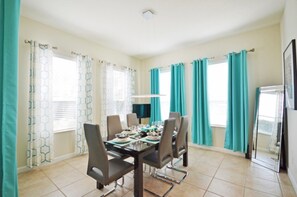 Ferienhaus, 3 Schlafzimmer | Essbereich im Zimmer