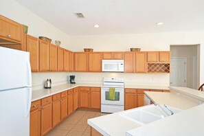 House, 4 Bedrooms | Private kitchen | Fridge, microwave, oven, stovetop - Windwood Bay 215185 (Davenport)