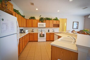 Huis, 4 slaapkamers | Privékeuken | Een koelkast, een magnetron, een oven, een kookplaat