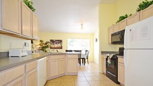House, 4 Bedrooms | Private kitchen | Coffee/tea maker, fridge, microwave, oven - The Manors North at Westridge 215730 (Davenport)
