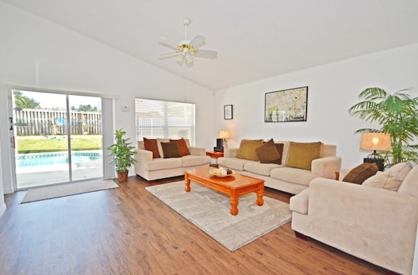 Ferienhaus, 4 Schlafzimmer | Wohnzimmer | Flachbildfernseher