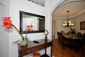 Ferienhaus, 4 Schlafzimmer | Essbereich im Zimmer