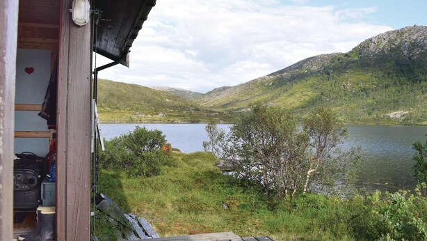 A wooden cabin with a view of a lake and mountains. - Gorgeous home in Hol i Tjeldsund (Hol i Tjeldsund)