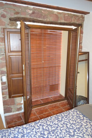 각각 다른 스타일의 인테리어, 각각 다르게 가구 비치, 책상, 방음 설비