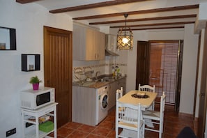 Full-sized fridge, microwave, stovetop, coffee/tea maker - La Coveta- Apartamentos Vilapart (Vilafames)