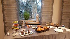 Sarapan bufet setiap hari (EUR 9 seorang) 