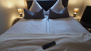 Double Room, Garden View | Desk, free WiFi, bed sheets - Hotel Schneider Hof (Bad Salzuflen)