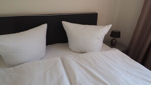 Double Room, Garden View | Meja, Wi-fi percuma, cadar katil 