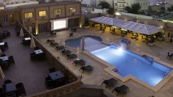 Una piscina al aire libre