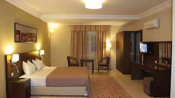 Habitación Deluxe, 1 cama matrimonial, para no fumadores | Ropa de cama de alta calidad y decoración personalizada