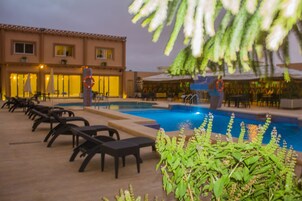 Una piscina al aire libre