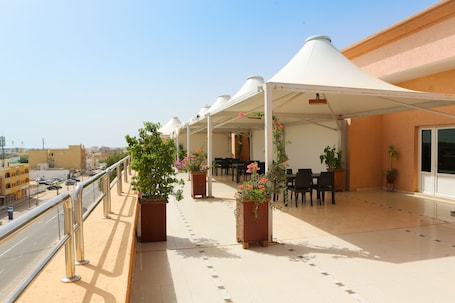 Breakfast, lunch, dinner served; international cuisine