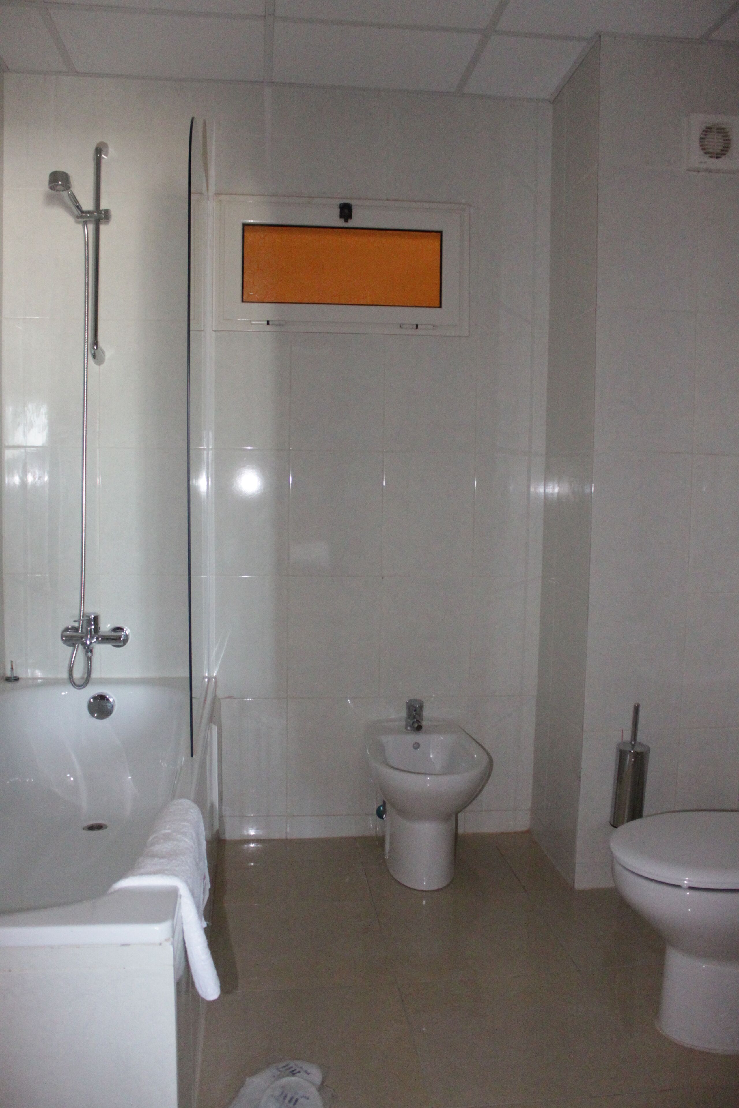 Un baño con bañera, bidé e inodoro.