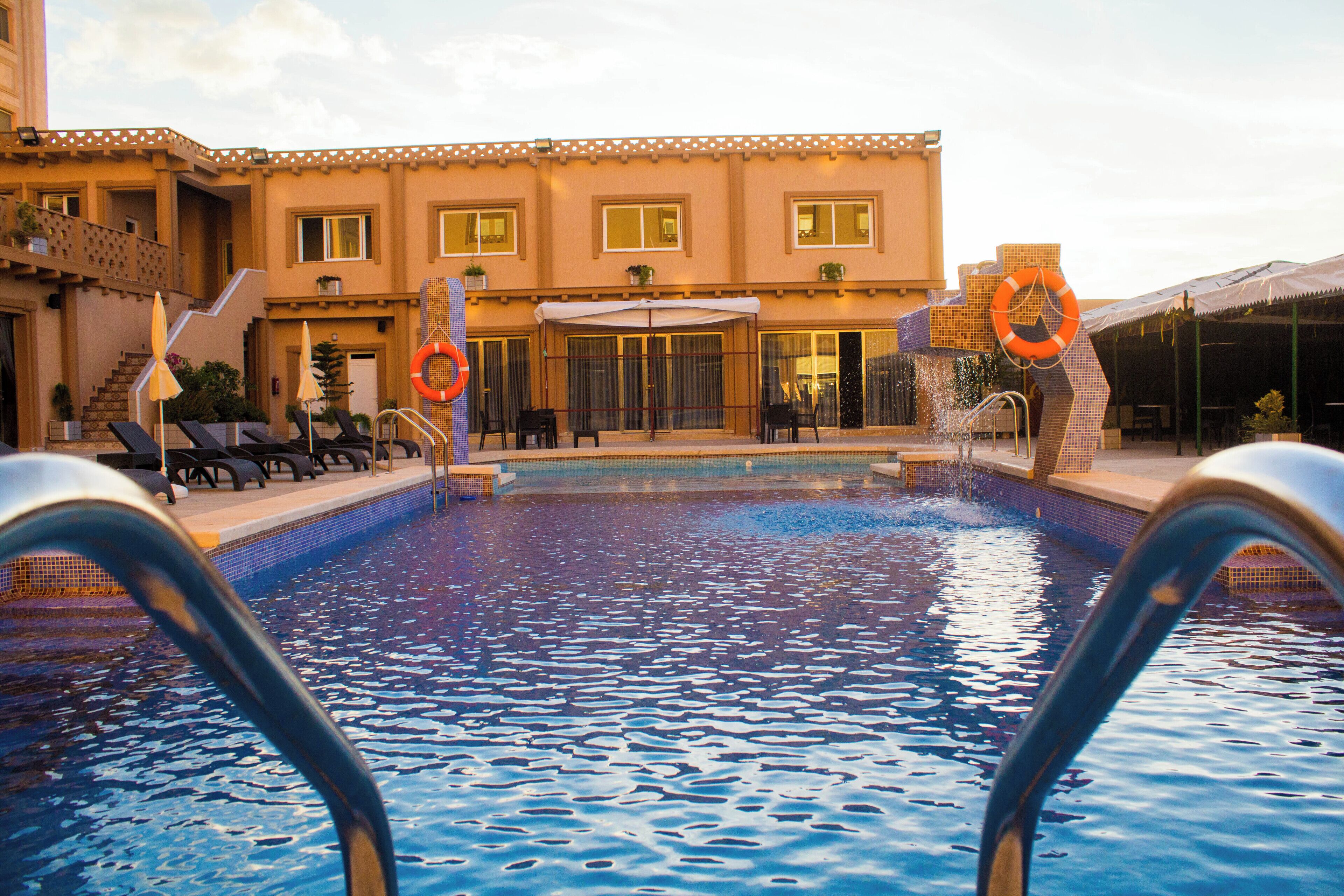 Una piscina al aire libre