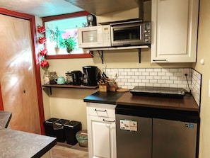 Réfrigérateur, four à micro-ondes, surface de cuisson, cafetière-théière