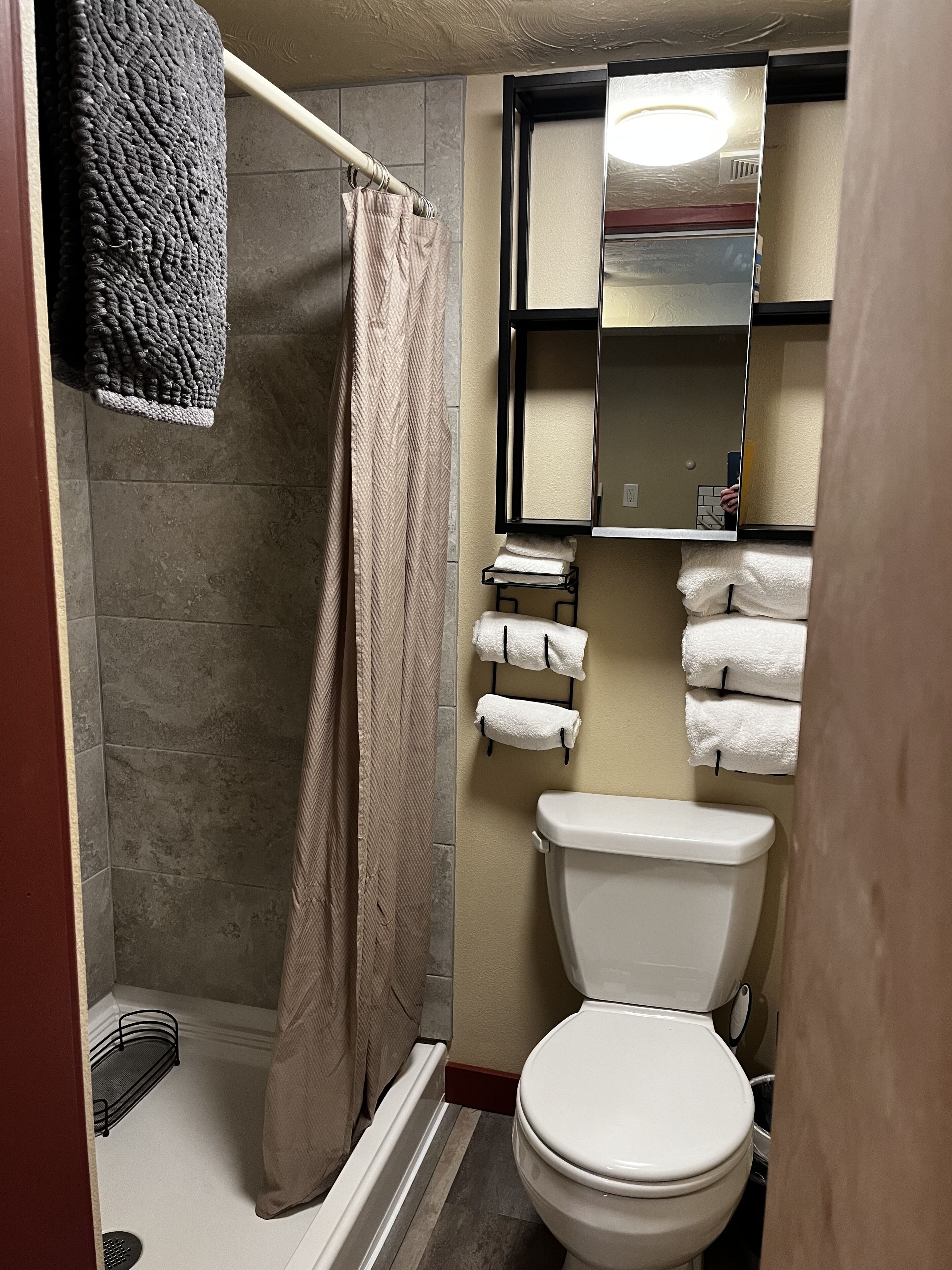 Douche, articles de toilette écologiques, sèche-cheveux