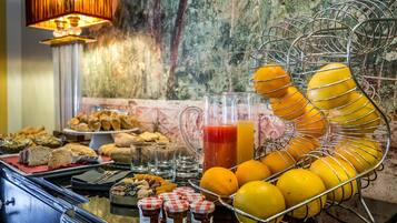 Daily cooked-to-order breakfast (EUR 15 per person)