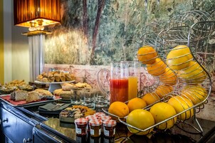 Desayuno a la carta diario (EUR 15 por persona)