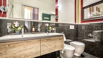 Un bagno moderno con un mobile lavabo in legno, un water bianco e uno specchio grande.
