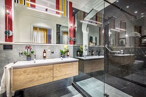 Douche, douche hydromassante, articles de toilette gratuits