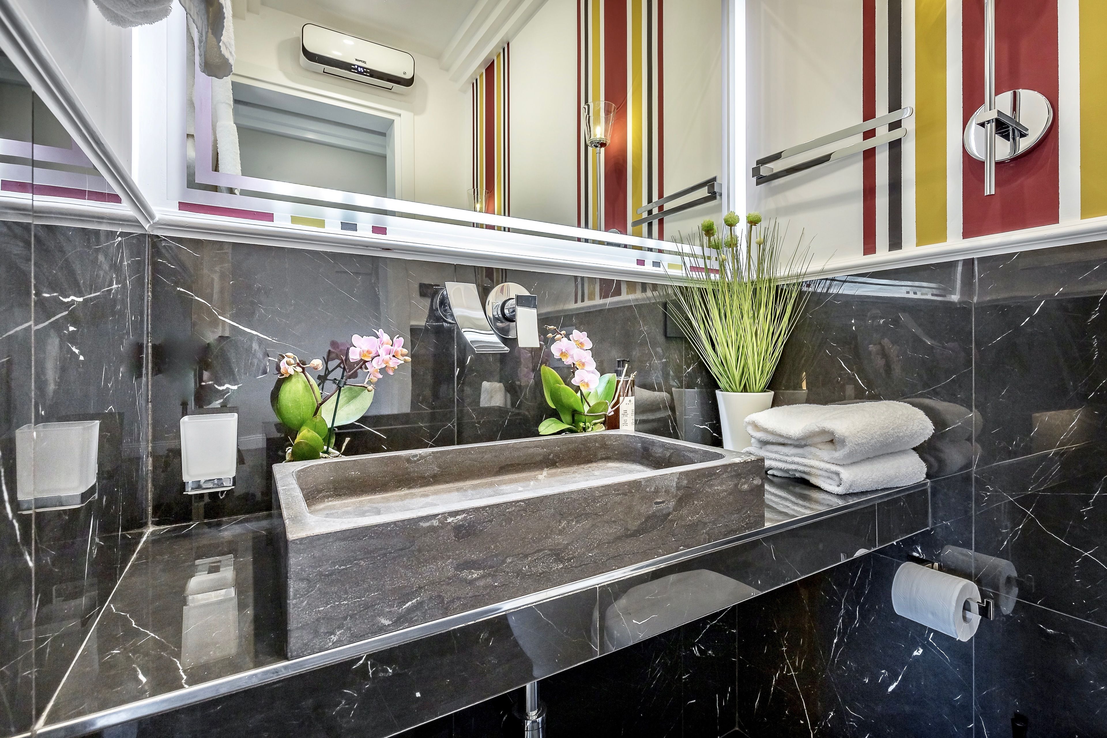 shower, hydromassage showerhead, free toiletries, hair dryer