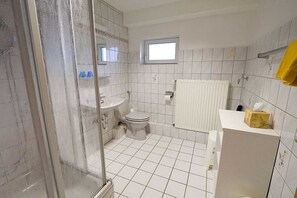 Shower, hair dryer, towels