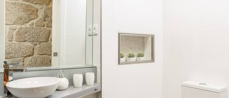 Douche, séchoir à cheveux, serviettes fournies