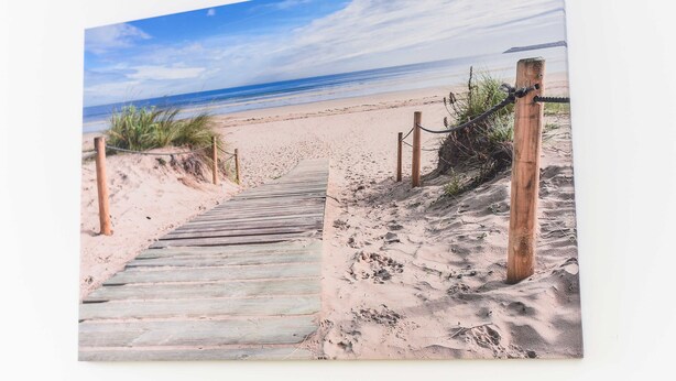 A wooden pathway leading to a sandy beach with a clear sky. - Apartment Hanseatic city Zwolle (Wittmund)