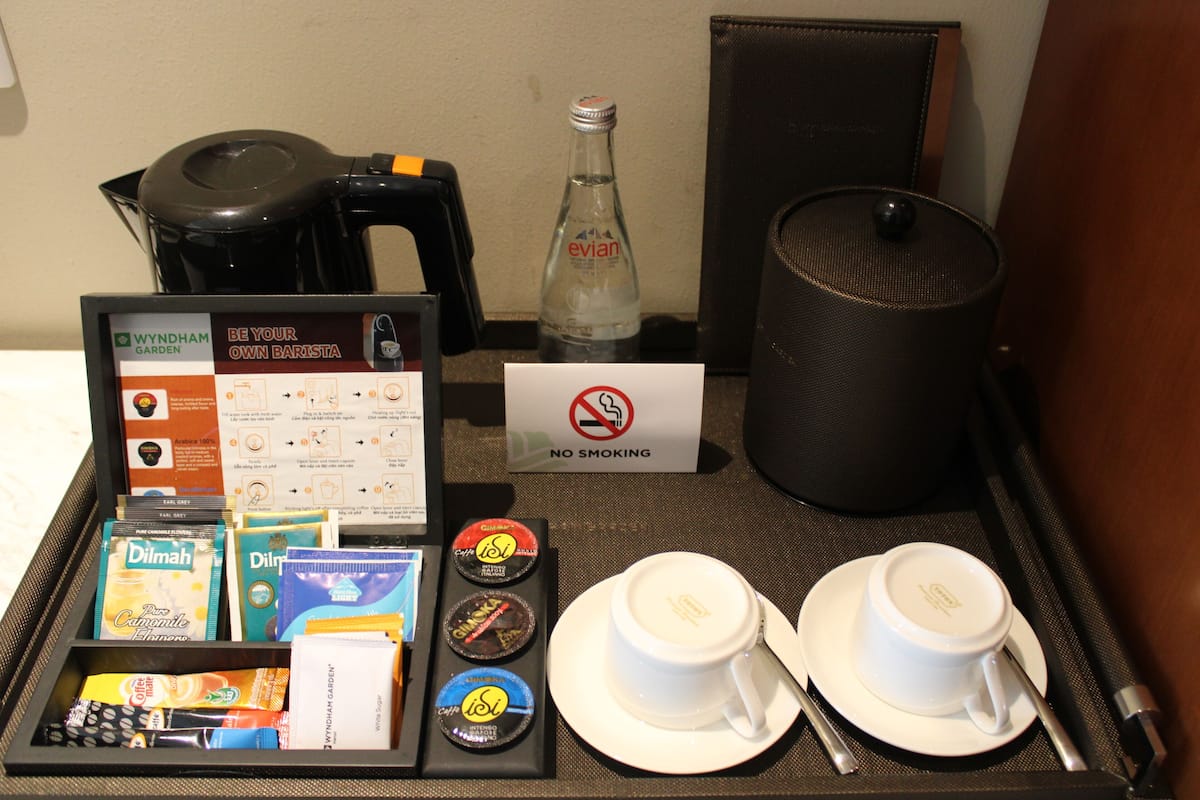 Een minibar, een kluis op de kamer, een bureau, een laptopwerkplek