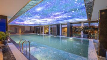 Alberca techada, acceso de 06:00 a 22:00, y sombrillas en la alberca